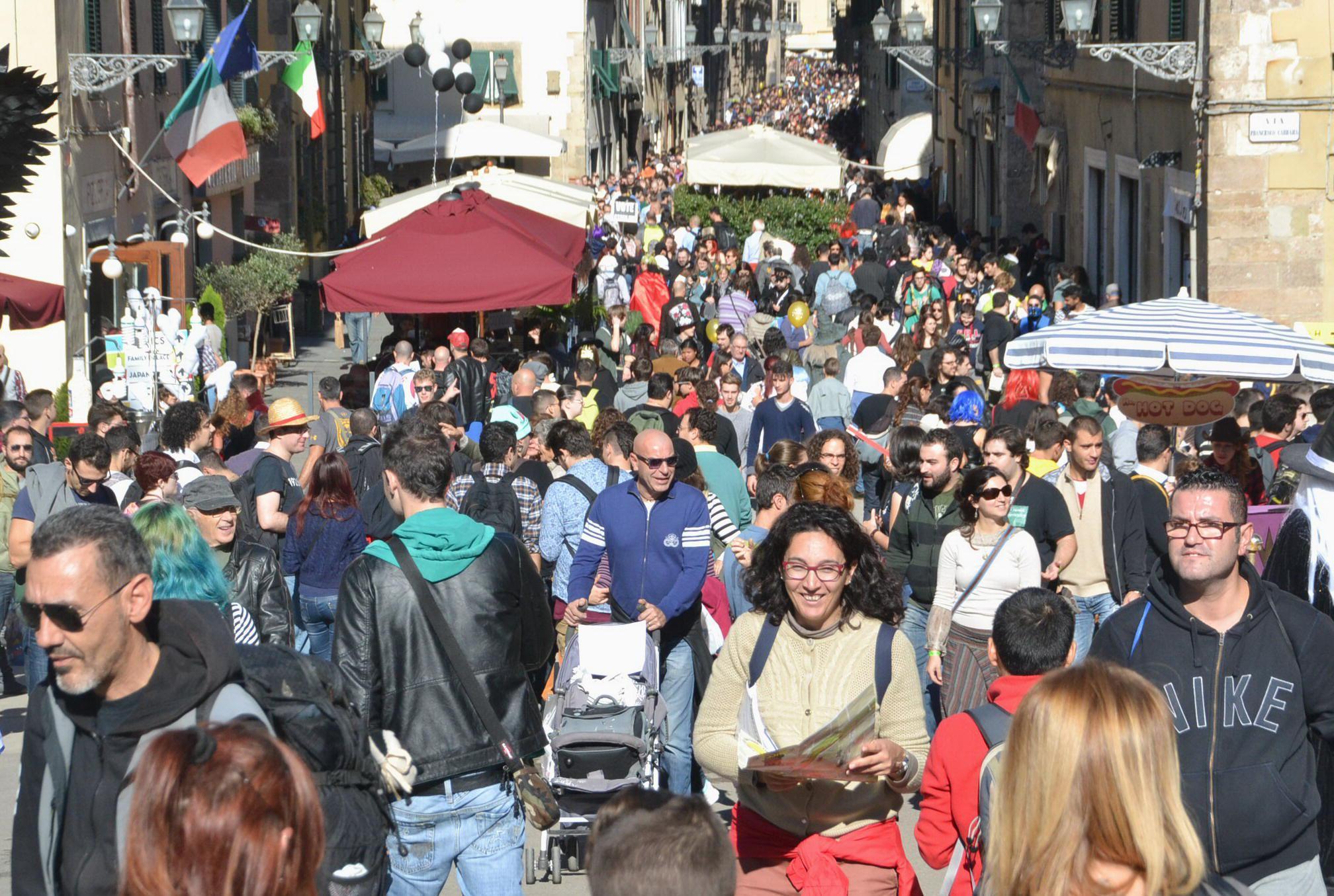Un'immagine della folla nel centro di Lucca per i Comics