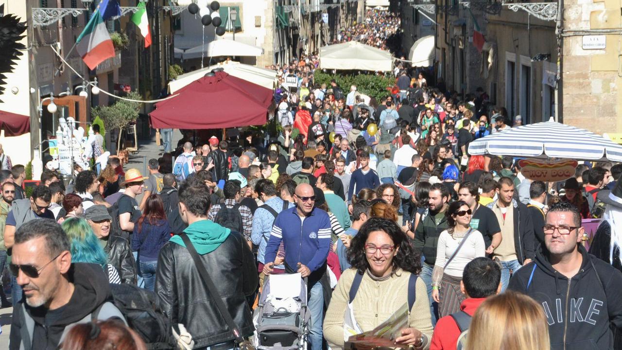 Un'immagine della folla nel centro di Lucca per i Comics