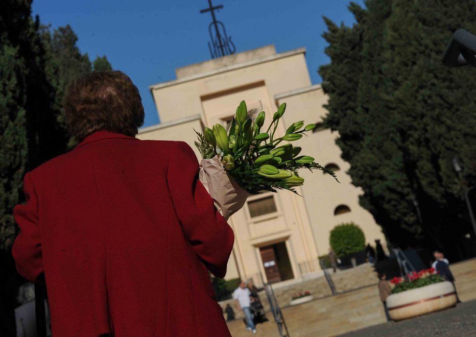 No alle foto di defunti in costume da bagno: il Comune ci ripensa 