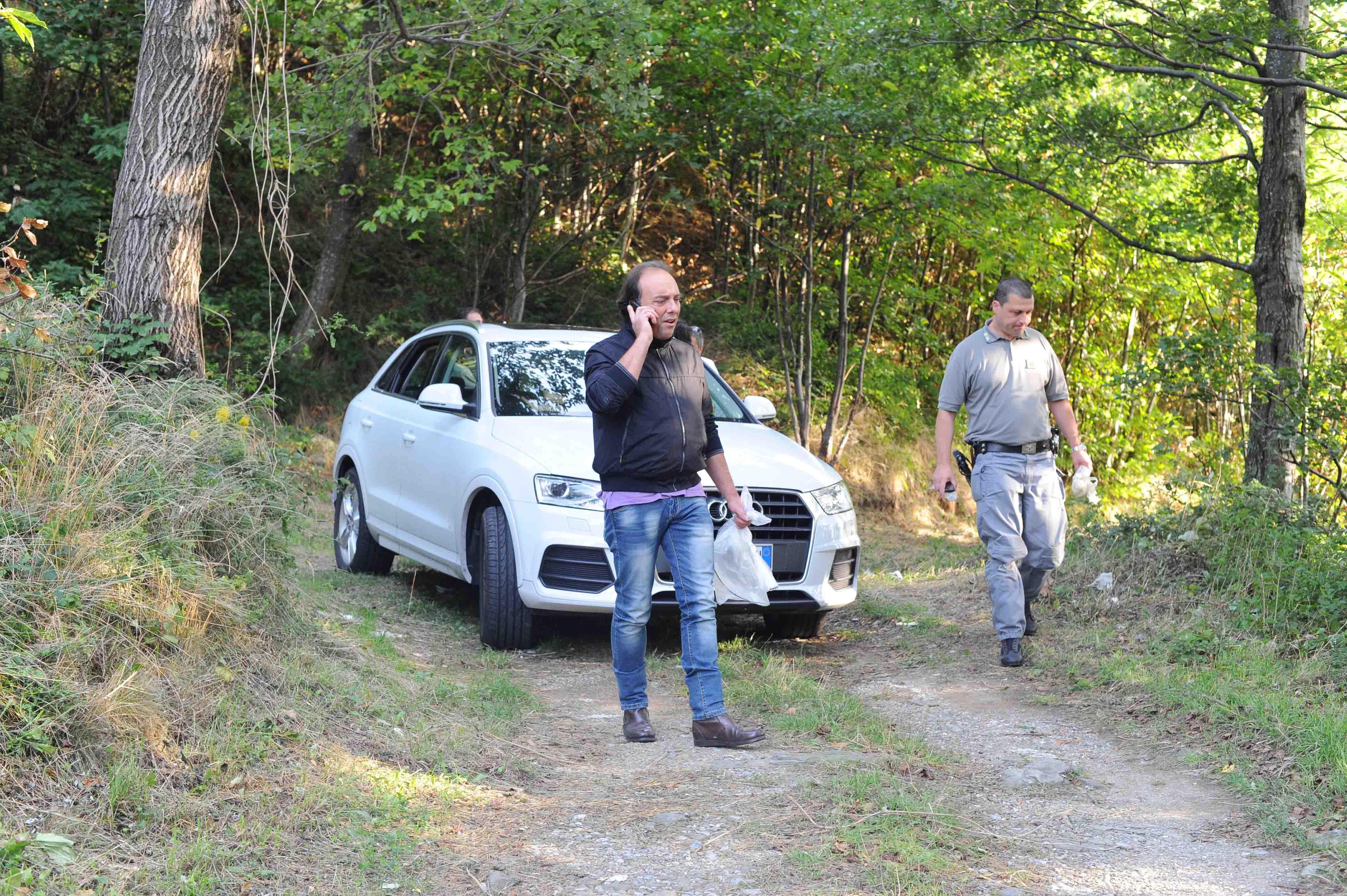 L'auto della coppia rapinata e gli investigatori alla Riola (foto Gori)