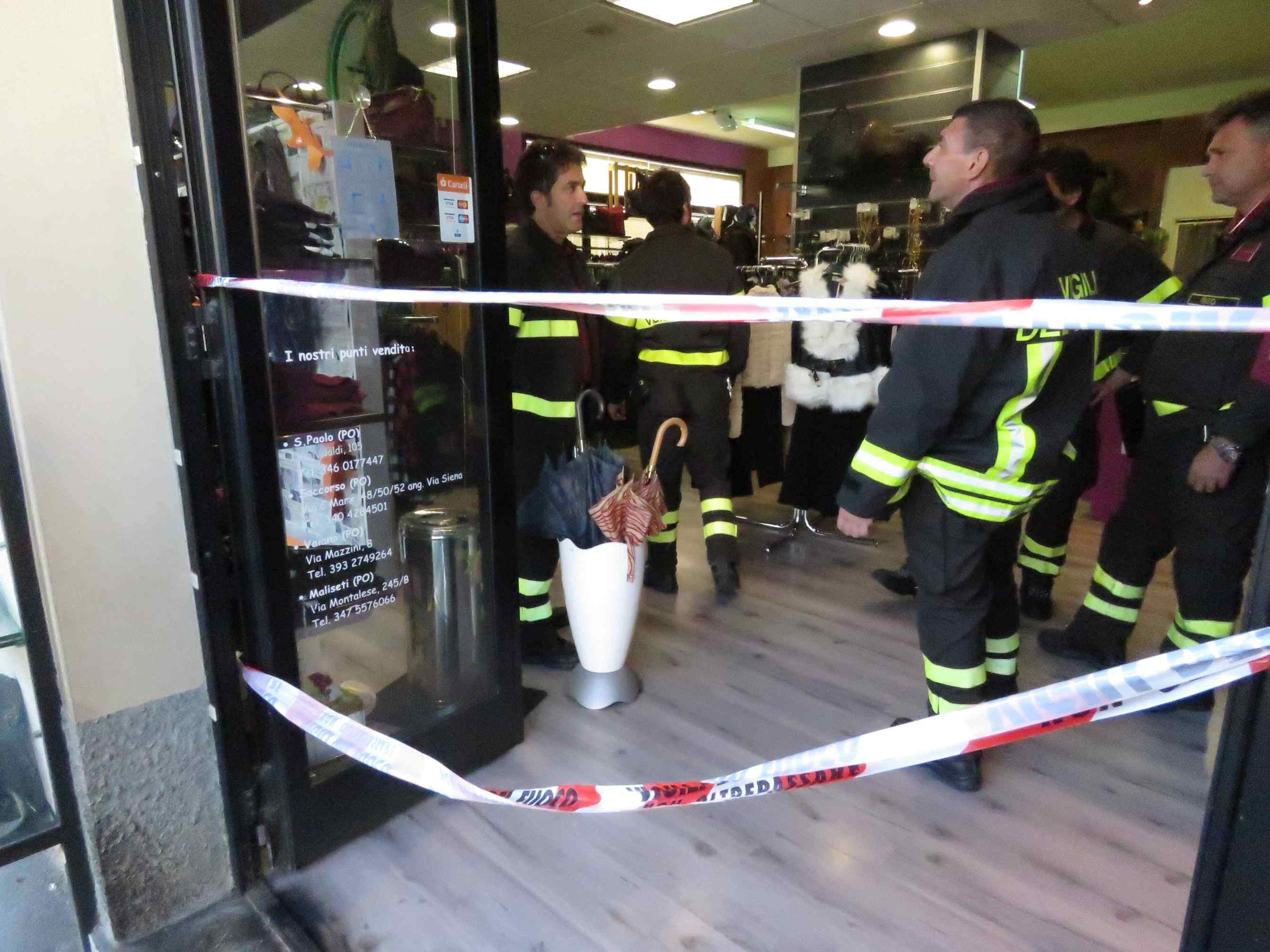 I vigili del fuoco dentro il negozio Sottocosto a maliseti (foto Batavia)