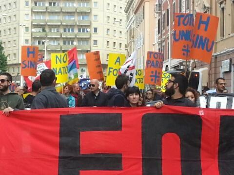 Folta partecipazione al corteo contro le servitù militari (foto Pili/Rosas)