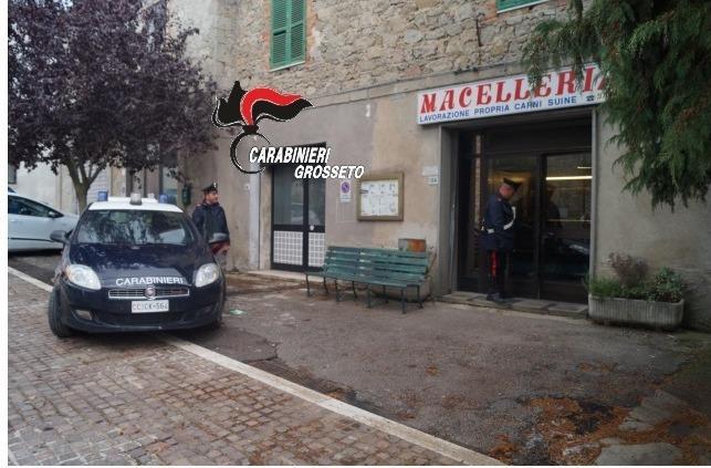I carabinieri di fronte alla macelleria ripulita dai tre ladri 