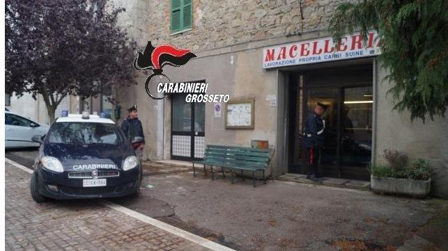 I carabinieri di fronte alla macelleria ripulita dai tre ladri