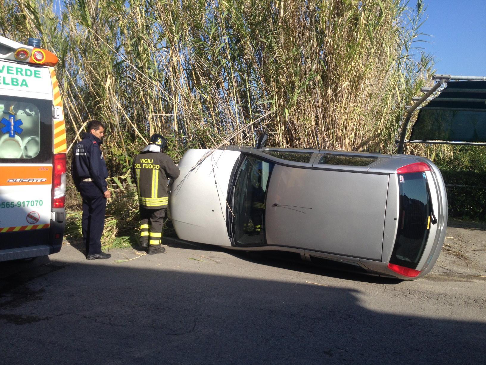 Auto ribaltata in via De Gasperi