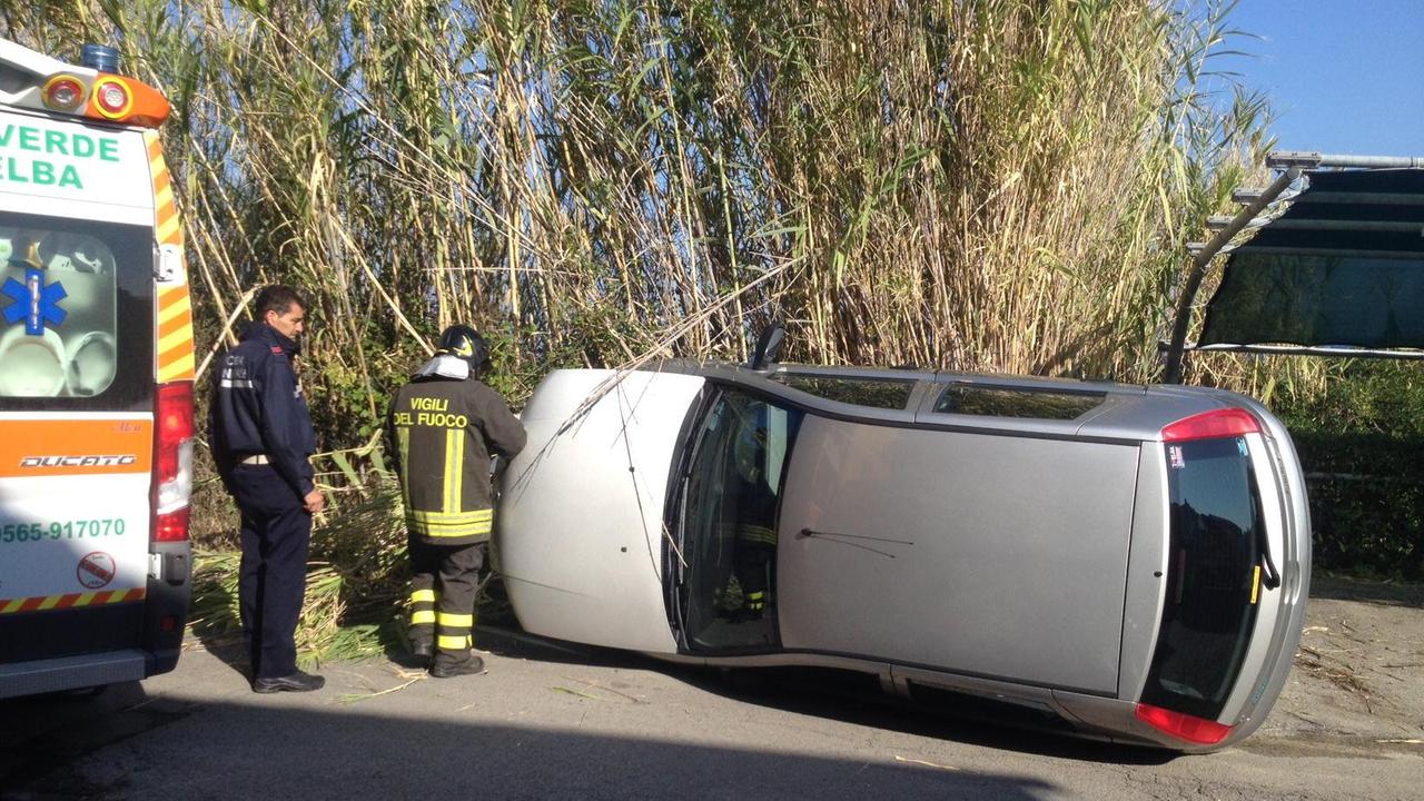 Auto ribaltata in via De Gasperi