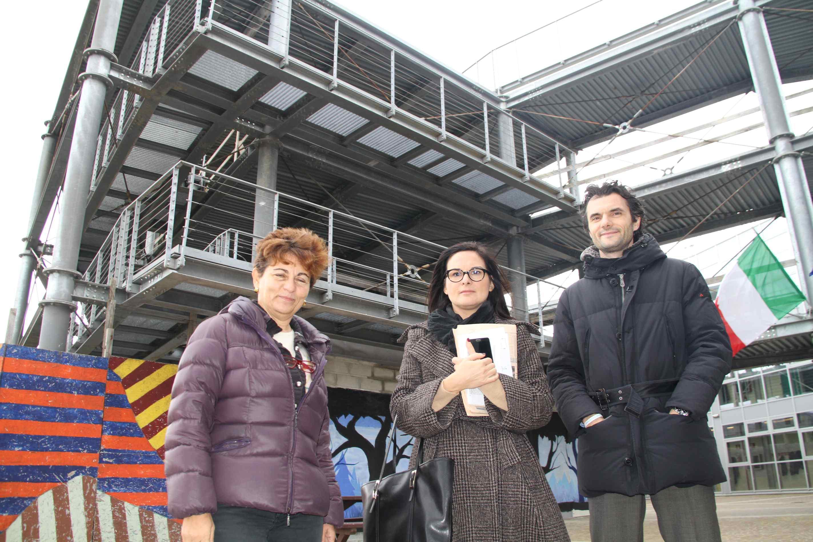 La palestra della scuola Don Bosco, in primo piano la preside Celli, l'assessore Faltoni e il sindaco Biffoni