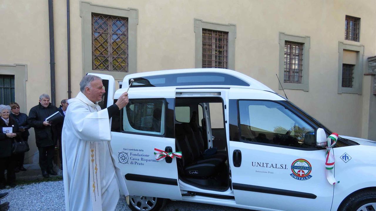 La benedizione del furgone Unitalsi