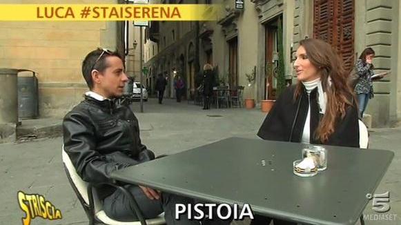 Luca Blandino (a sinistra) insieme alla giornalista di Striscia la notizia