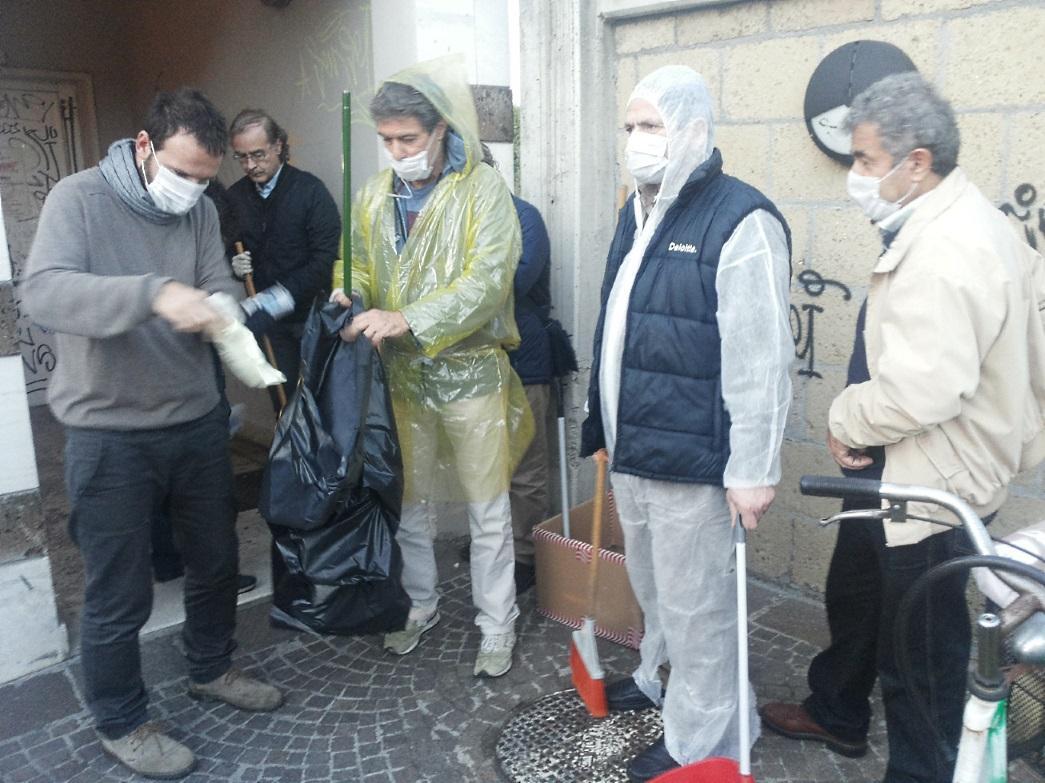 I rappresentanti del M5S durante la pulizia del sottopasso di via del Fante