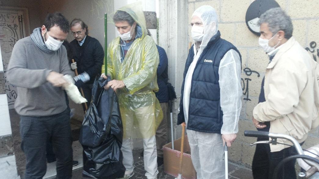I rappresentanti del M5S durante la pulizia del sottopasso di via del Fante