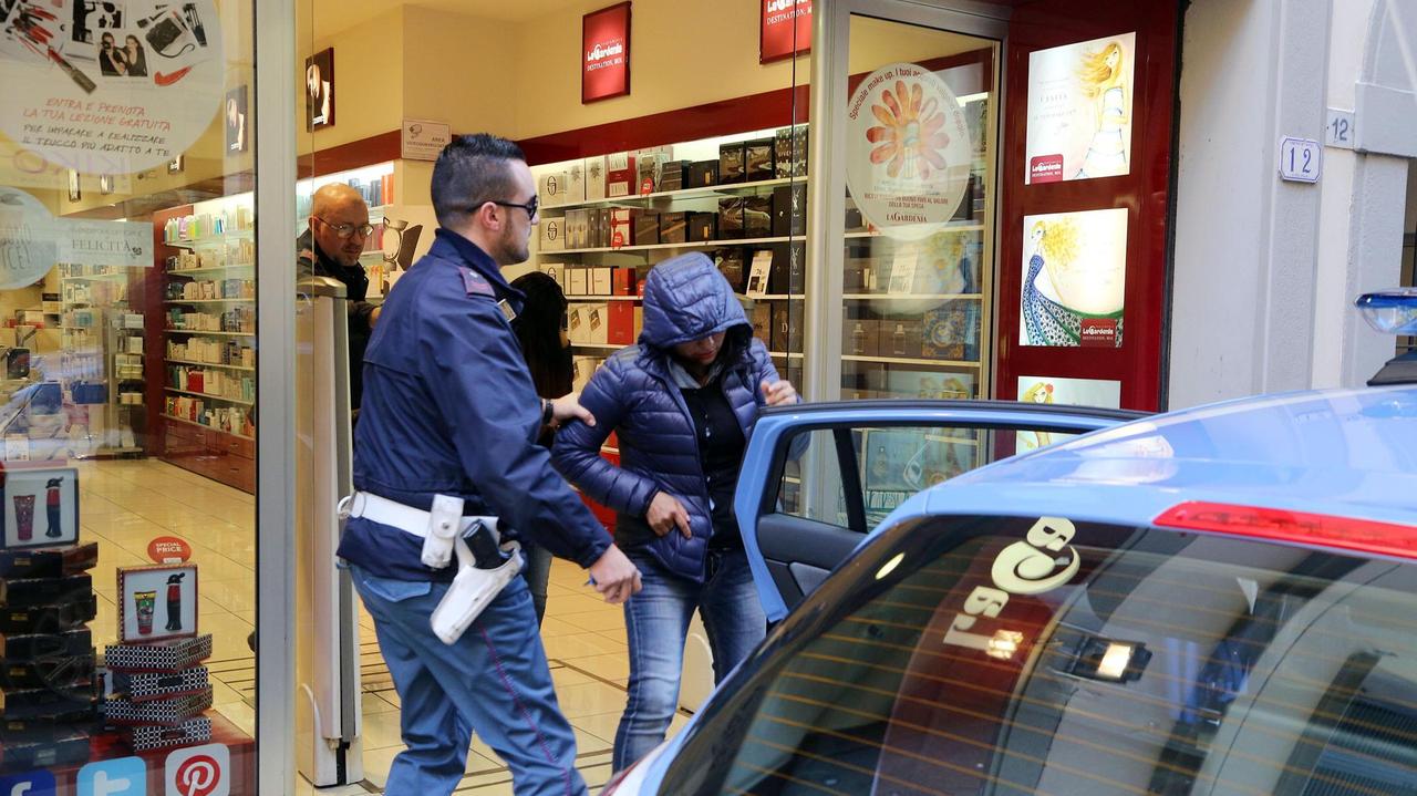 L'arresto delle due ladre (foto Agenzia Carlo Sestini)