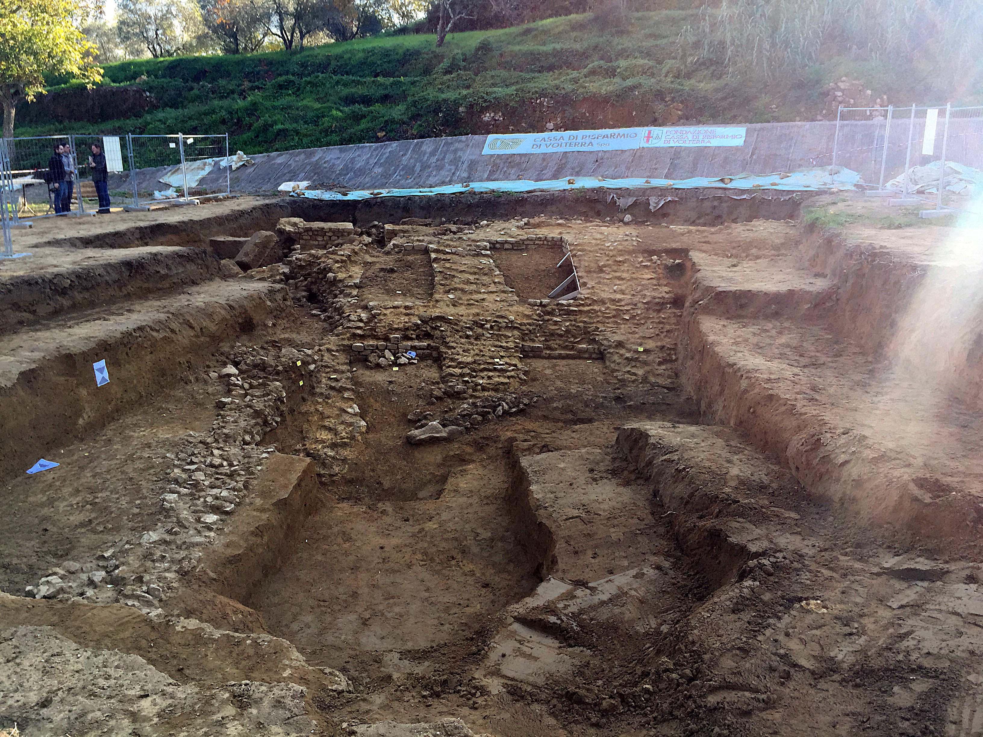 Una parte degli scavi dell'anfiteatro romano a Volterra