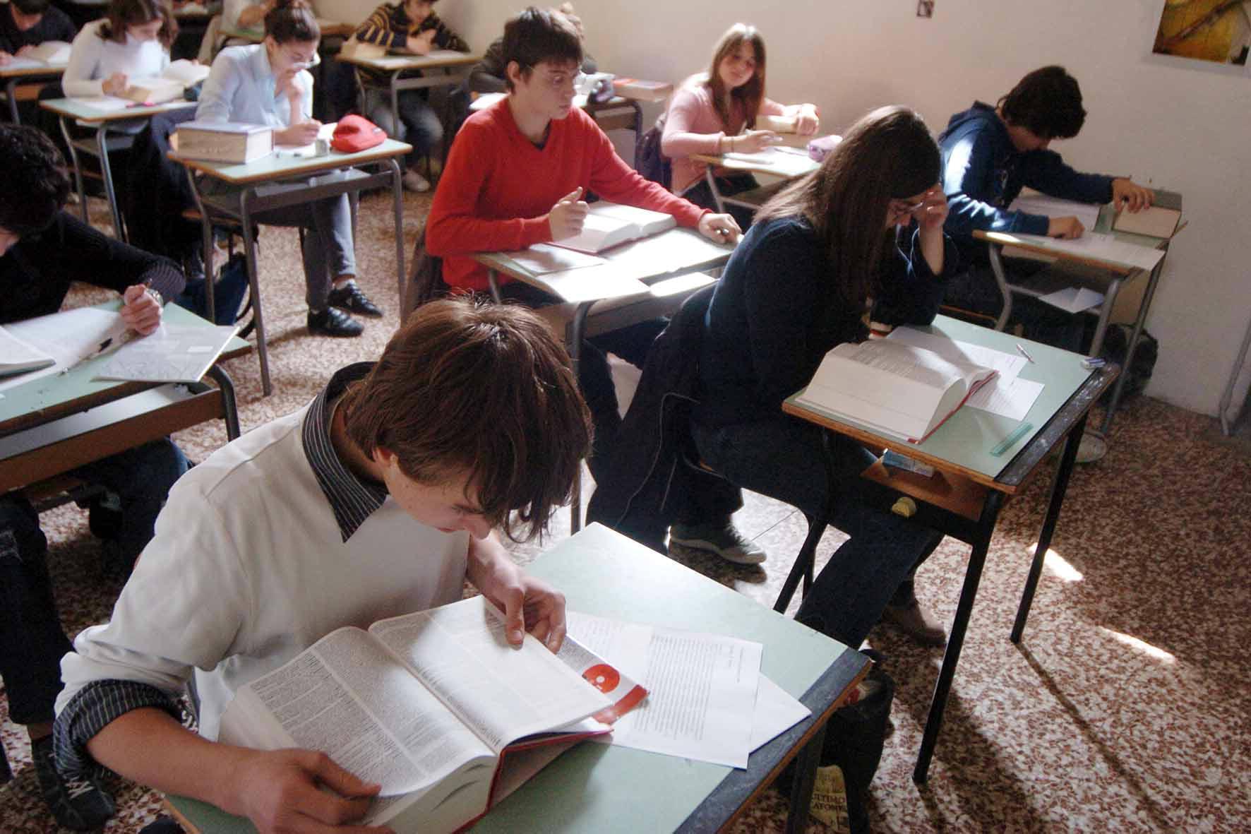 Fusione tra licei, gli ex alunni del San Carlo di Modena: «Piuttosto uniti al Tassoni»