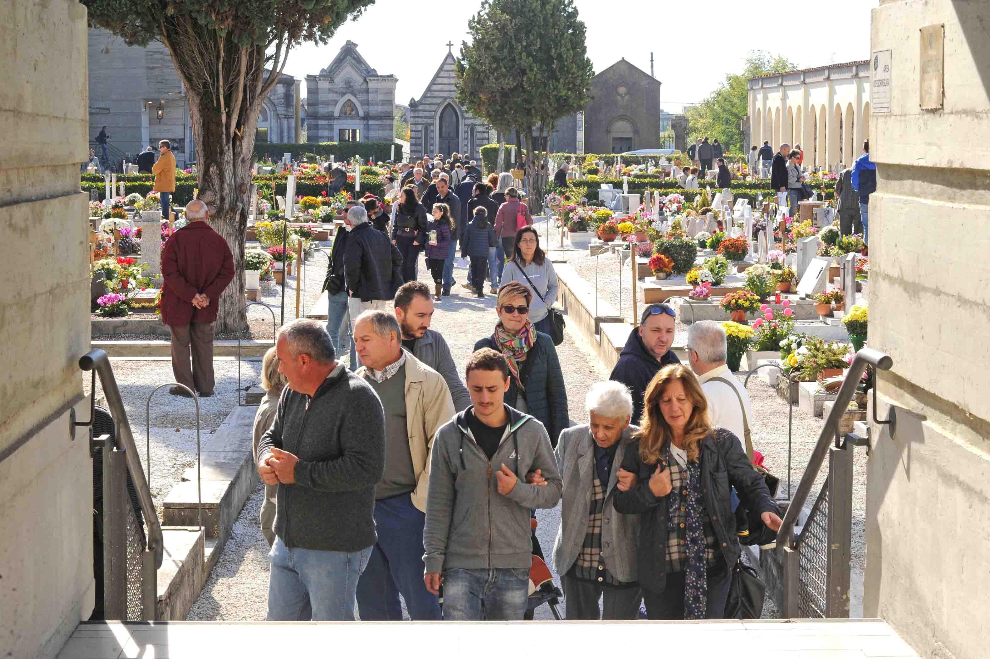 Presidi e orario allungato nei cimiteri di Pistoia