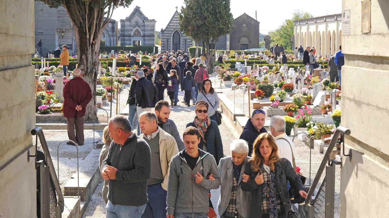 Presidi e orario allungato nei cimiteri di Pistoia