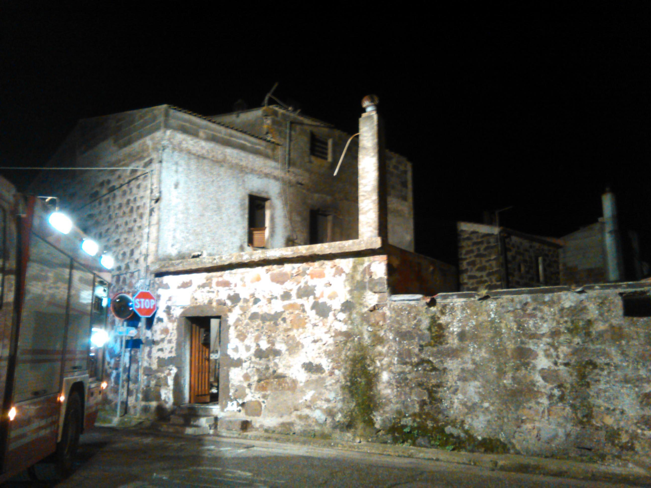 Paulilatino, donna muore carbonizzata nell'incendio della sua casa