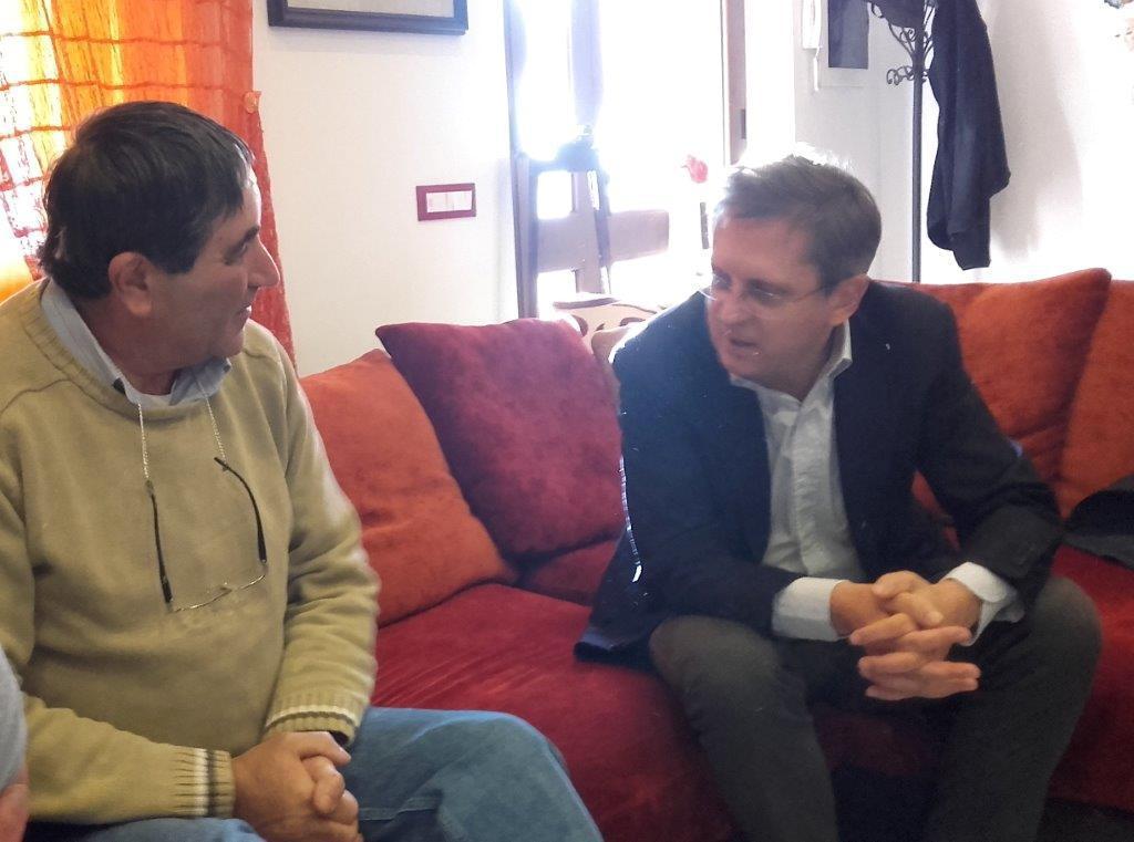 Il sindaco a colloquio con l'uomo picchiato e rapinato