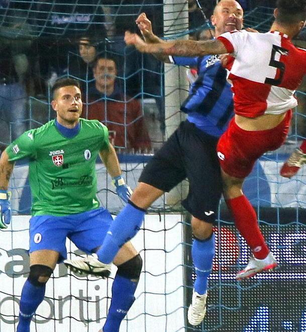 A sinistra agiscono i suggeritori, i gol sugli inserimenti da destra 