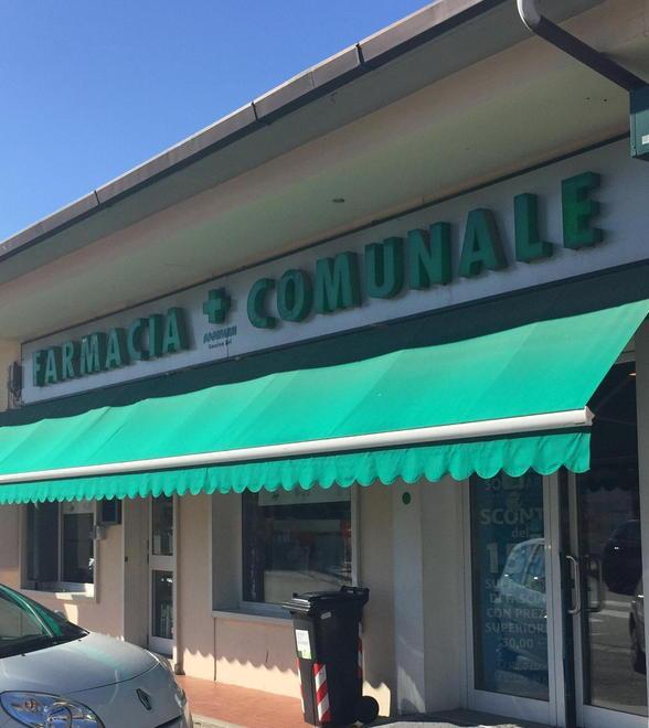 Coltello alla gola della cliente in farmacia 