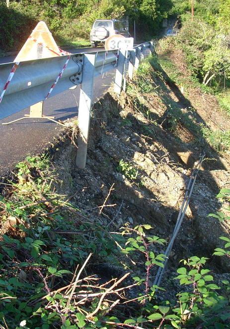 La pioggia fa franare la scarpata a lato della strada Parata 