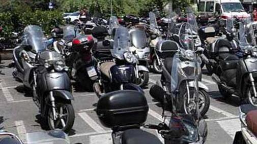 Parcheggio negato agli scooter in affitto Parte una denuncia
