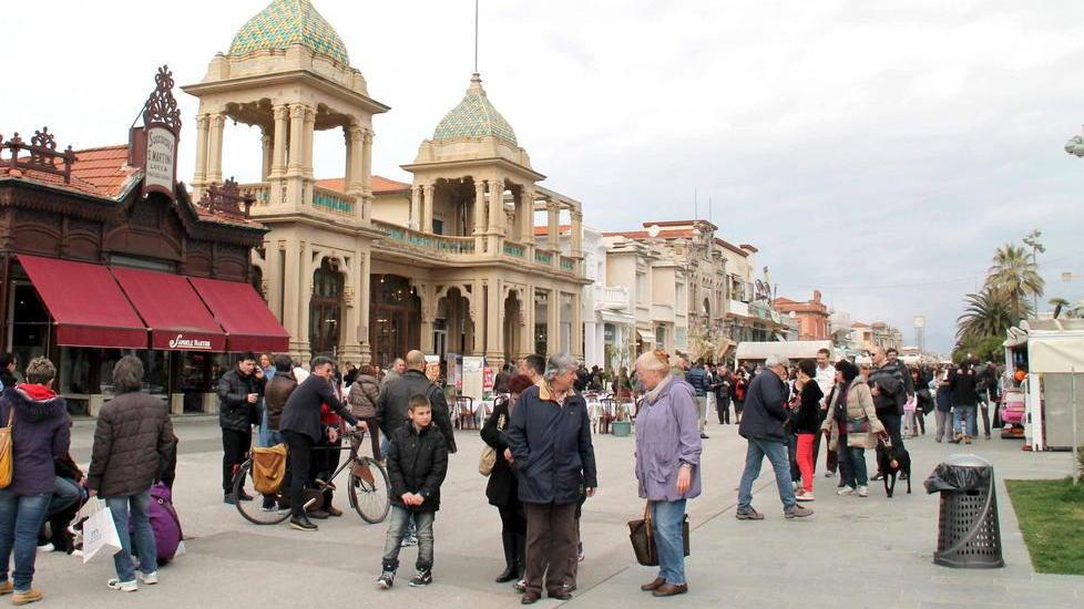 Via Fratti pedonale? «Prima va rivisto il piano della sosta»
