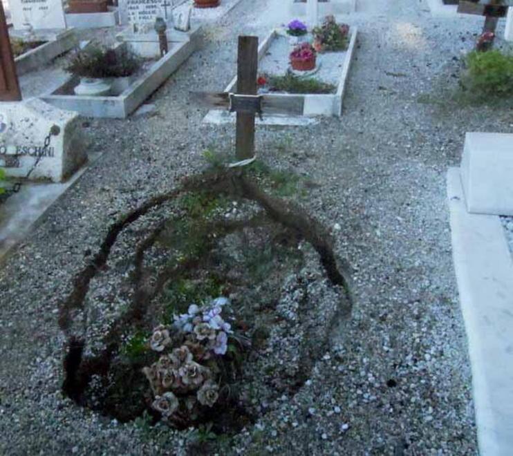 Sprofondano le tombe al cimitero di Turano 