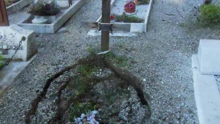 Sprofondano le tombe al cimitero di Turano