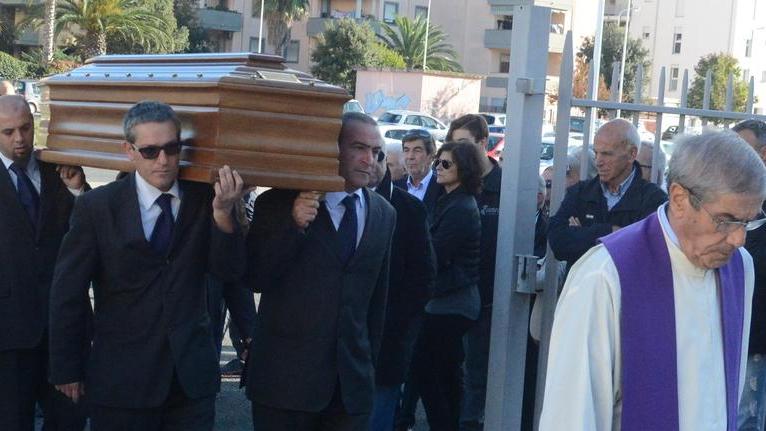 L’ultimo saluto a Serradimigni: un mare di gente a Sant’Orsola