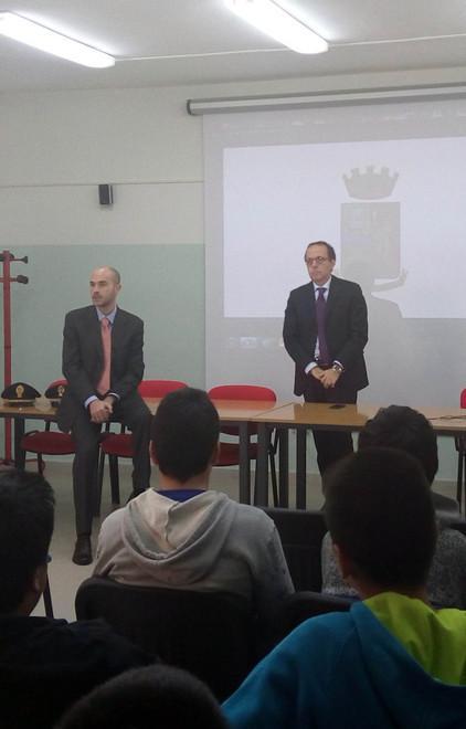 Un incontro tra polizia e studenti 