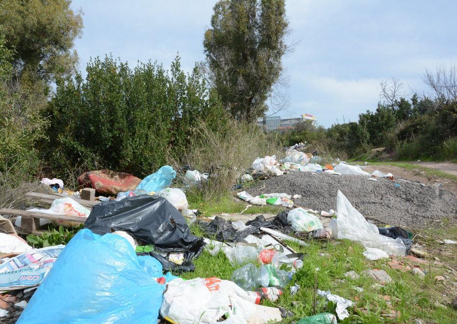 Cabu Abbas, la strada ora è una discarica