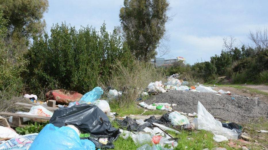 Cabu Abbas, la strada ora è una discarica