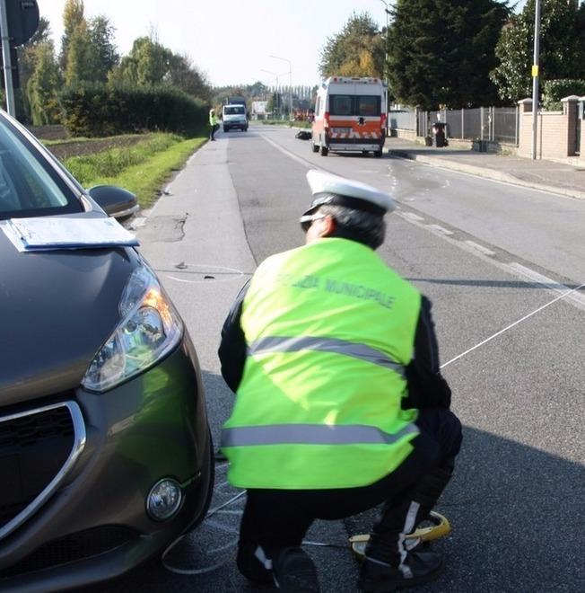 Motociclista ferito nello scontro con un’auto 