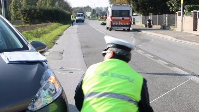 Motociclista ferito nello scontro con un’auto
