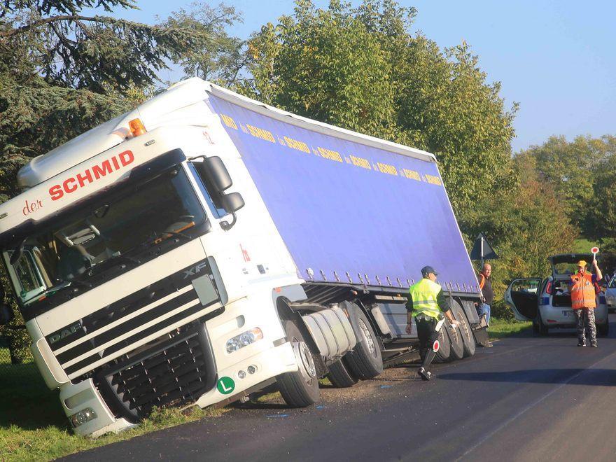 Camion fuori strada sulla provinciale
