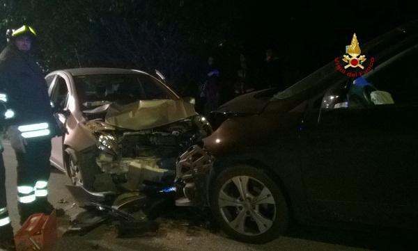 Le due auto semi-distrutte dopo lo scontro in via Sestini (foto dei vigili del fuoco)