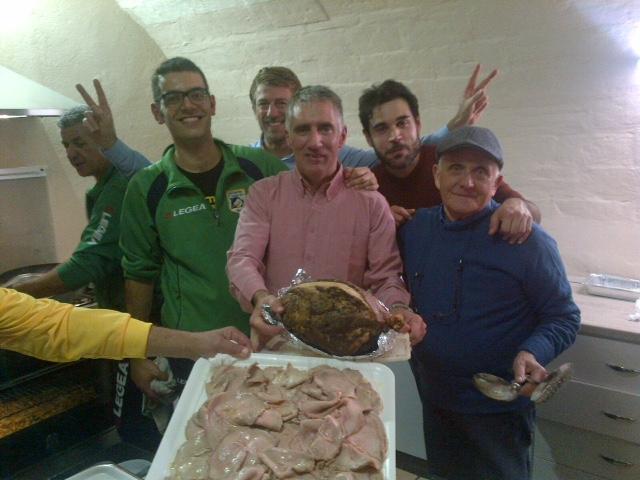 Furio Fatticcioni (al centro) durante la festa per il ritorno a casa
