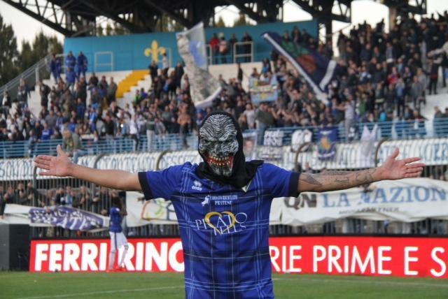 L'esultanza in maschera di Mino Chiricò al termine di Prato-Pistoiese (foto Batavia)