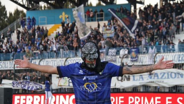 L'esultanza in maschera di Mino Chiricò al termine di Prato-Pistoiese (foto Batavia)