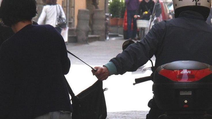Scippata in pieno centro a Pietrasanta: «Ora ho paura a uscire»