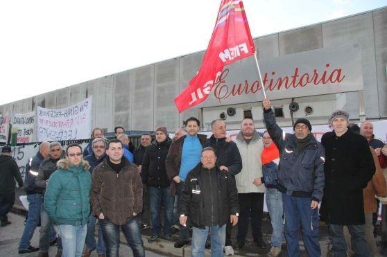 Un presidio dei lavoratori di Eurotintoria (Foto Batvaia)