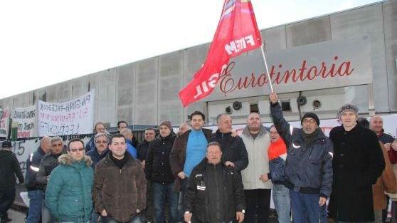 Un presidio dei lavoratori di Eurotintoria (Foto Batvaia)