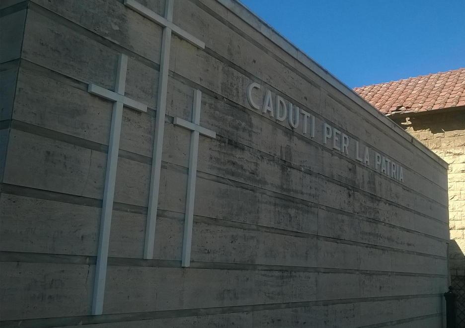 Il cimitero di Viareggio in balìa di ladri e vandali