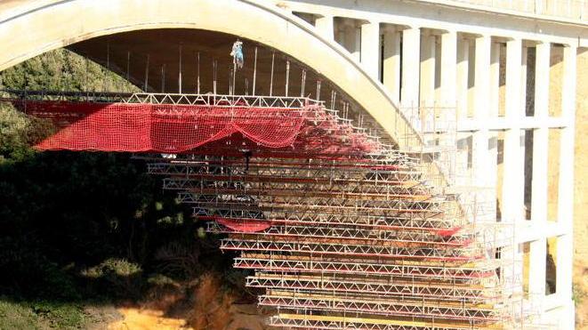 L'impalcatura-volante sotto al ponte di Calignaia (Pentafoto Marzi)