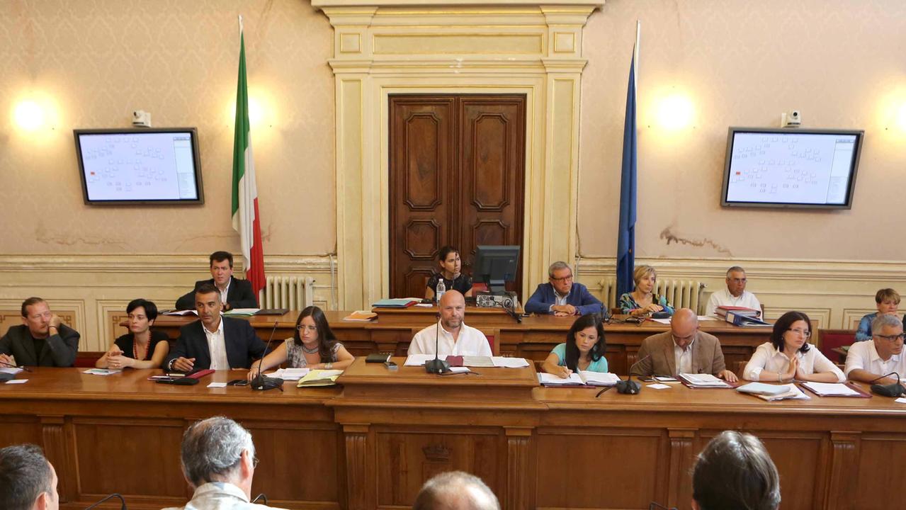 I banchi della giunta in consiglio comunale (Pentafoto)