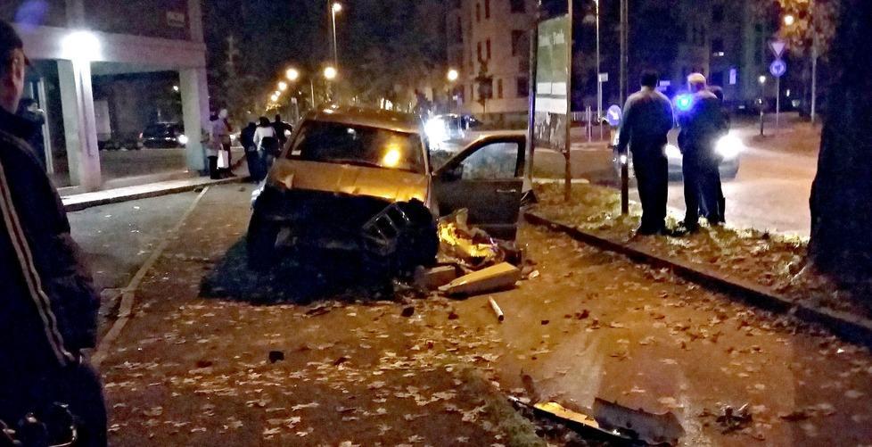 Modena, jeep centra la rotatoria e sfascia tutto 