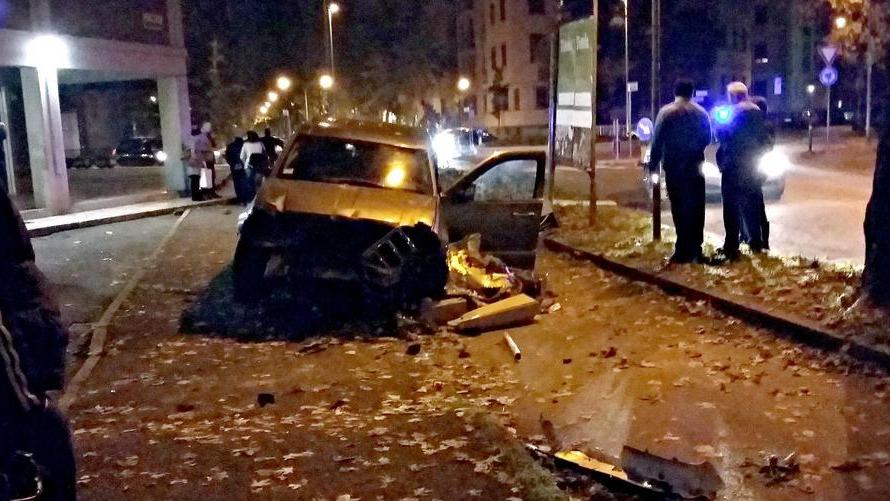 Modena, jeep centra la rotatoria e sfascia tutto