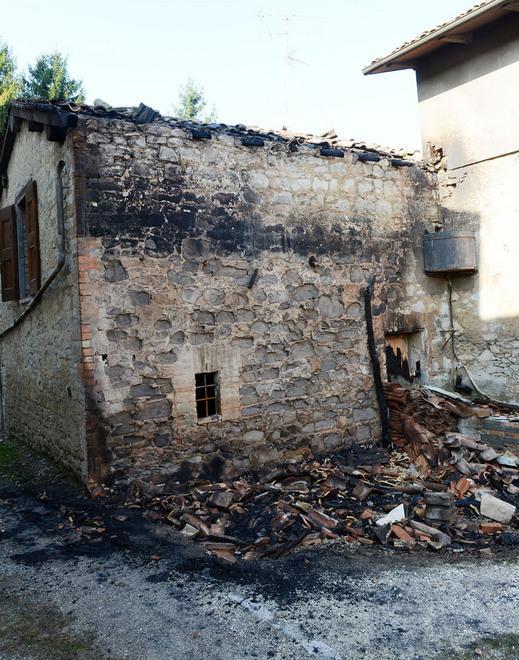 Guiglia, lanciano petardi: a fuoco deposito e tetto di una casa 