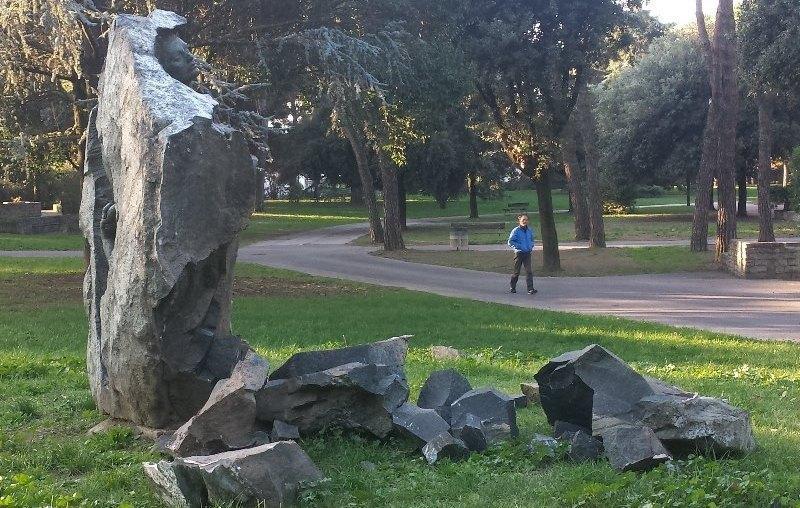 È crollato il Monumento al Deportato 